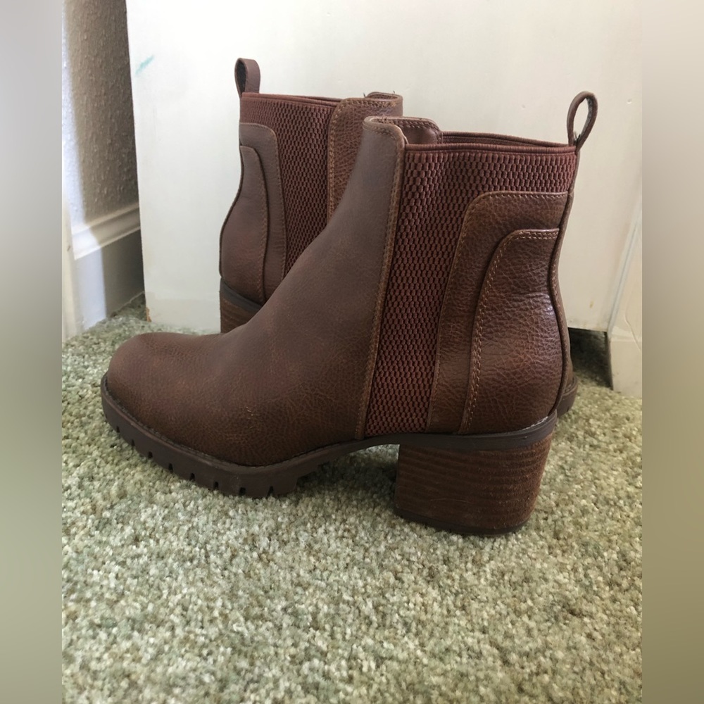 Mia 8.5 Jonna Lug Sole Chelsea Boot